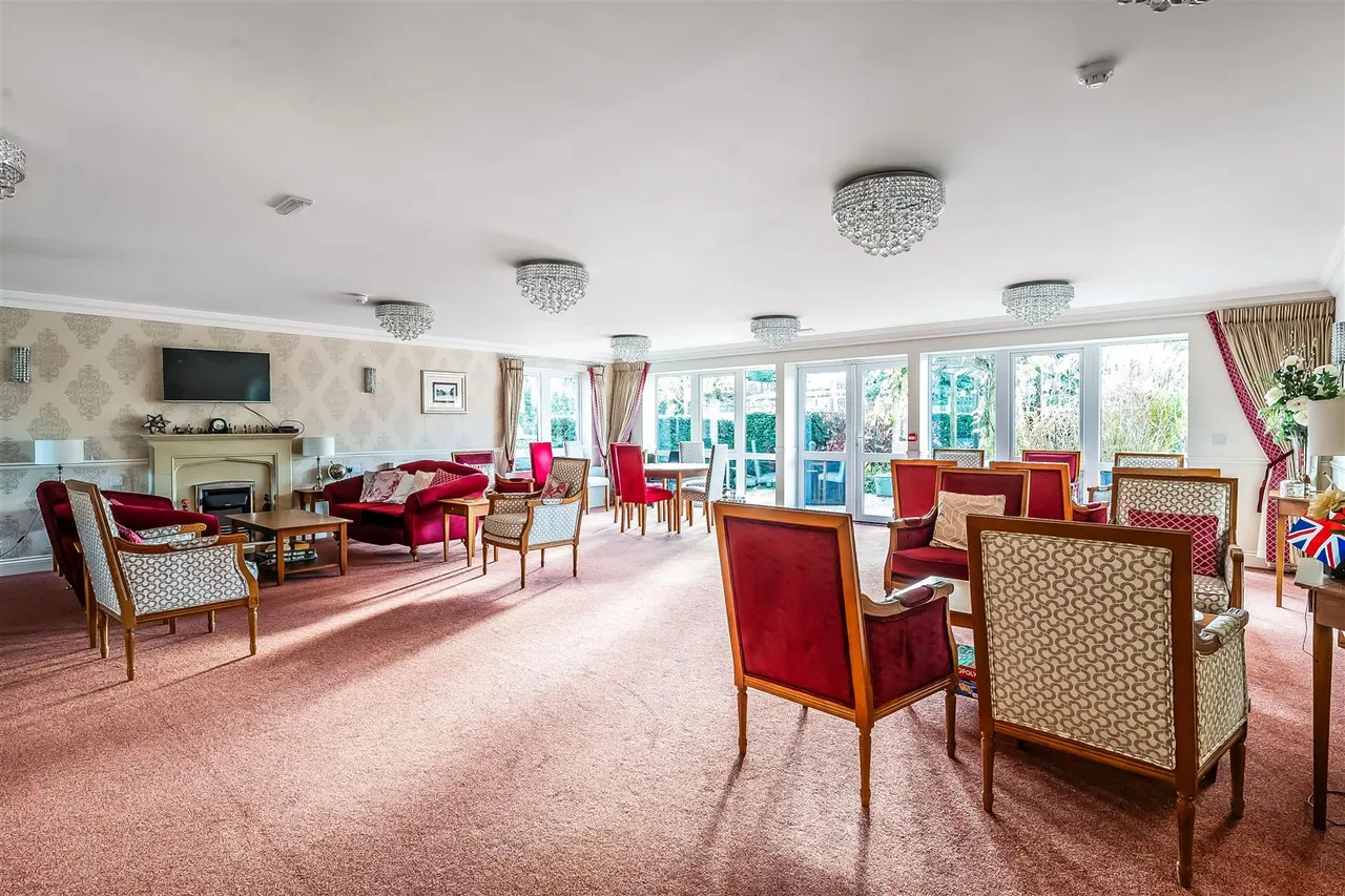 Kingston Avenue, Leatherhead, KT22, photo 10