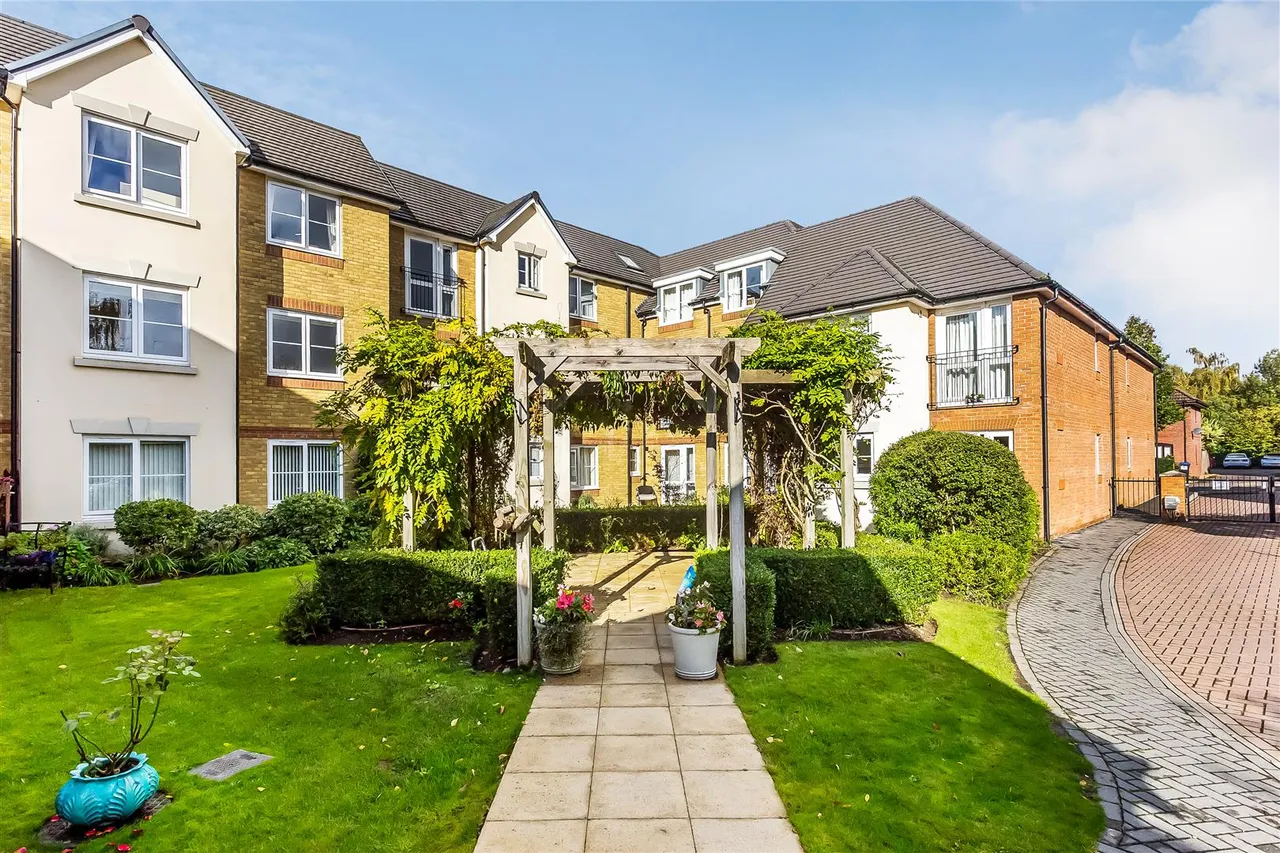 Kingston Avenue, Leatherhead, KT22, photo 13