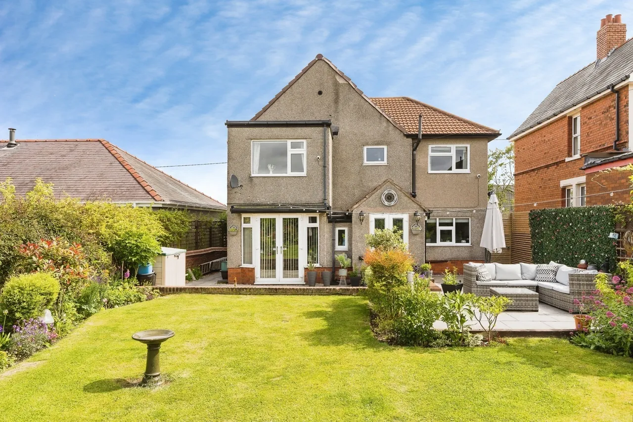 4 bed house for sale, High Street, Coedpoeth, LL11