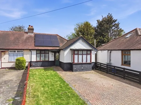 3 bed house for sale — Spring Gardens, Romford, RM7 9LR