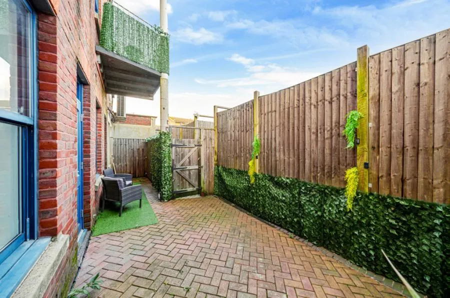 High Street, Crawley, RH10, photo 5