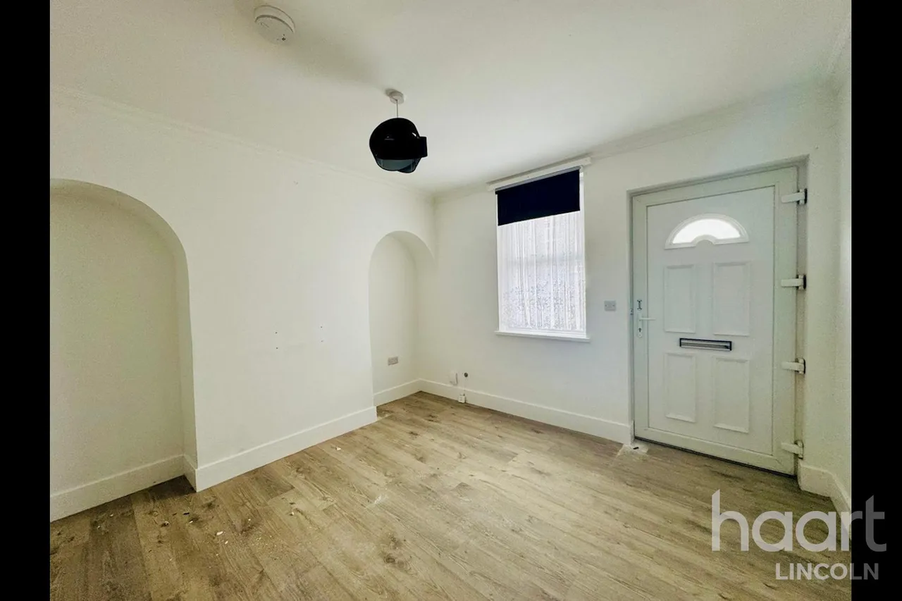 2 bed house to rent, Thesiger Street, LN5
