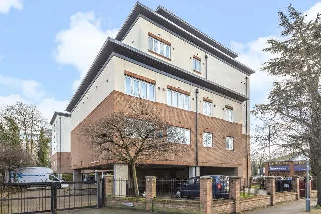 2 bed flat to rent, Bath Road, Slough, SL1