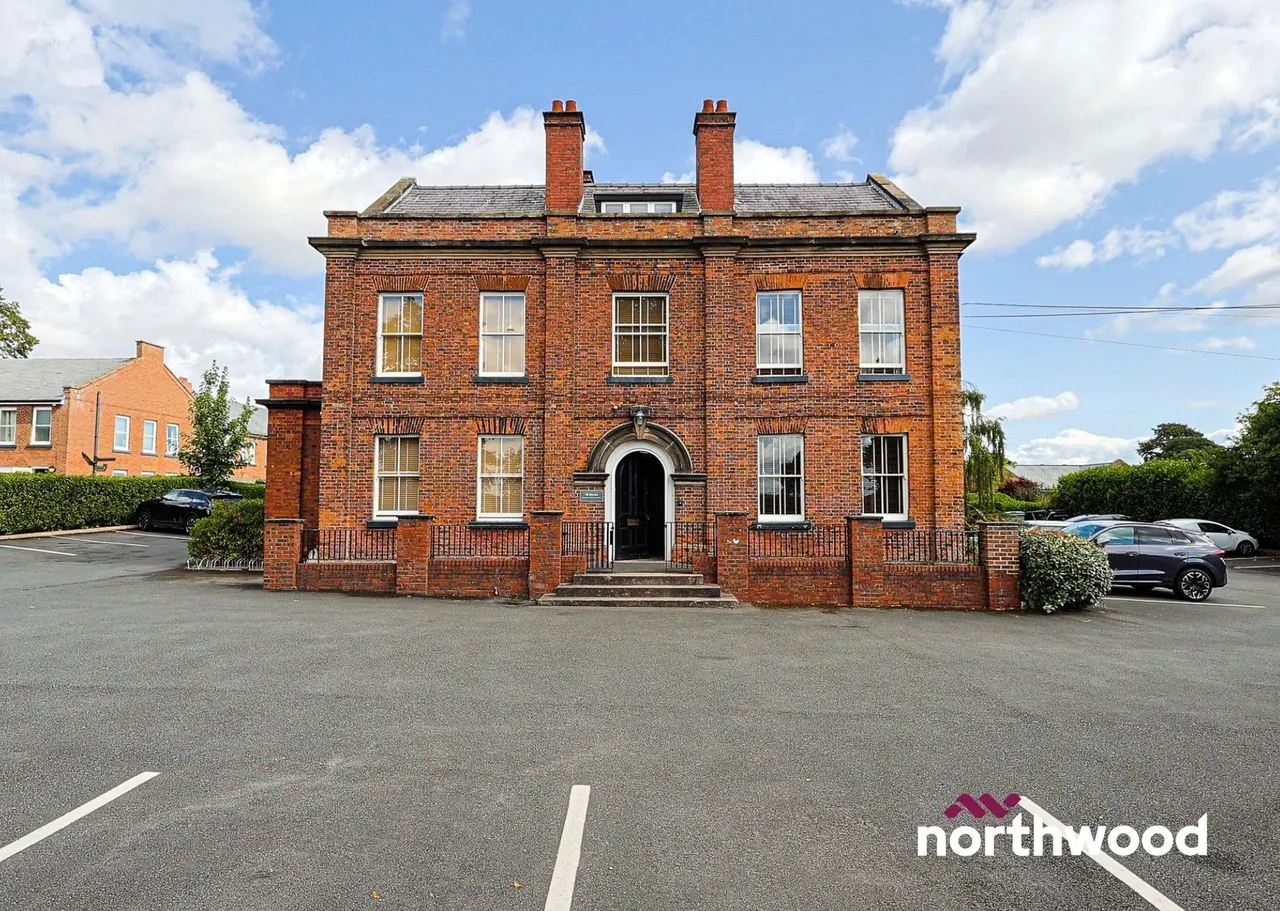 2 bed flat to rent, The Hill, Sandbach, CW11