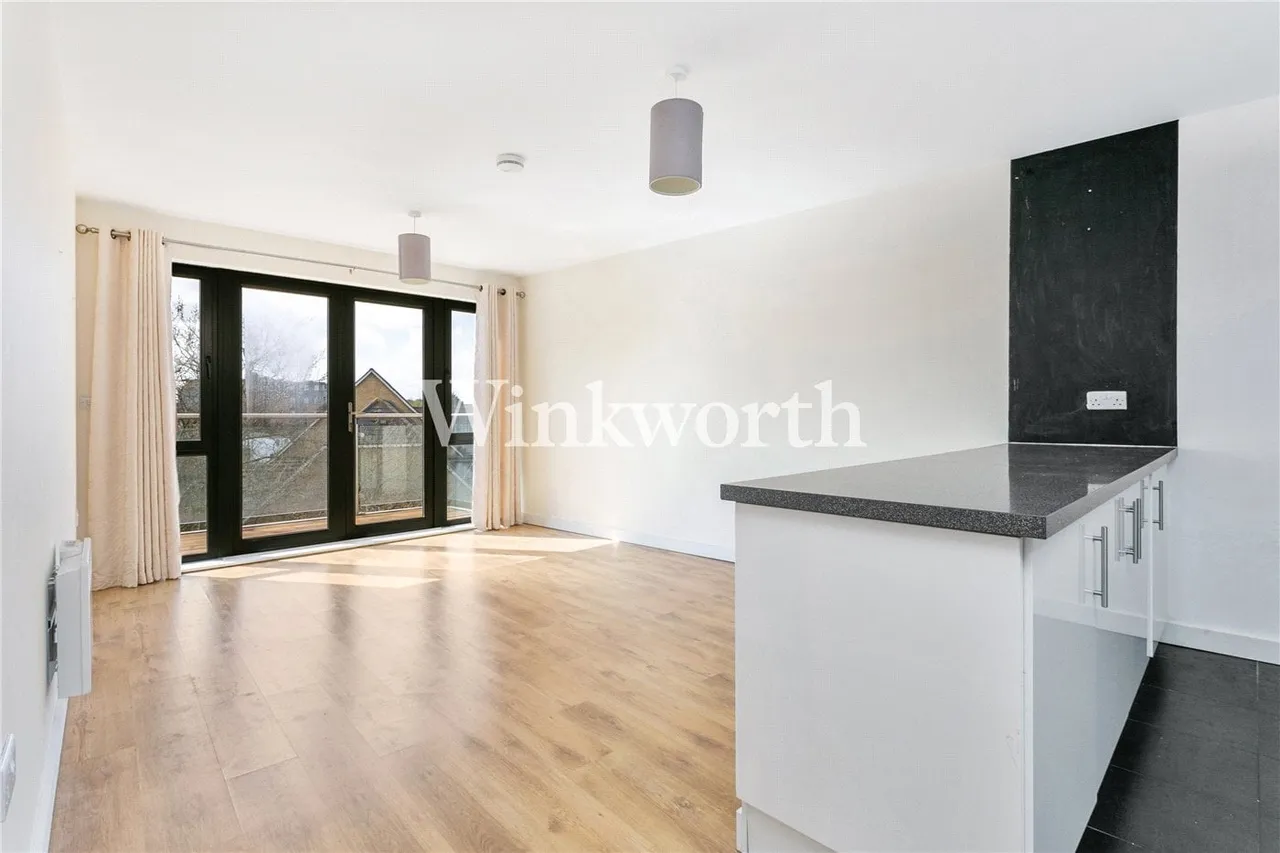 2 bed flat to rent, Friern Barnet Road, London, N11