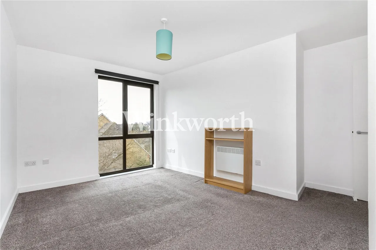 Friern Barnet Road, London, N11, photo 5
