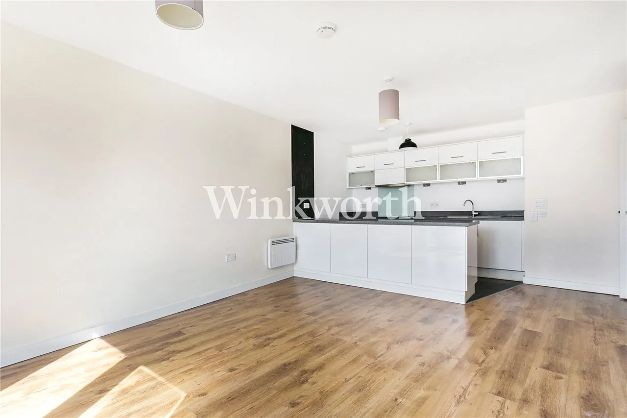 Friern Barnet Road, London, N11, photo 4