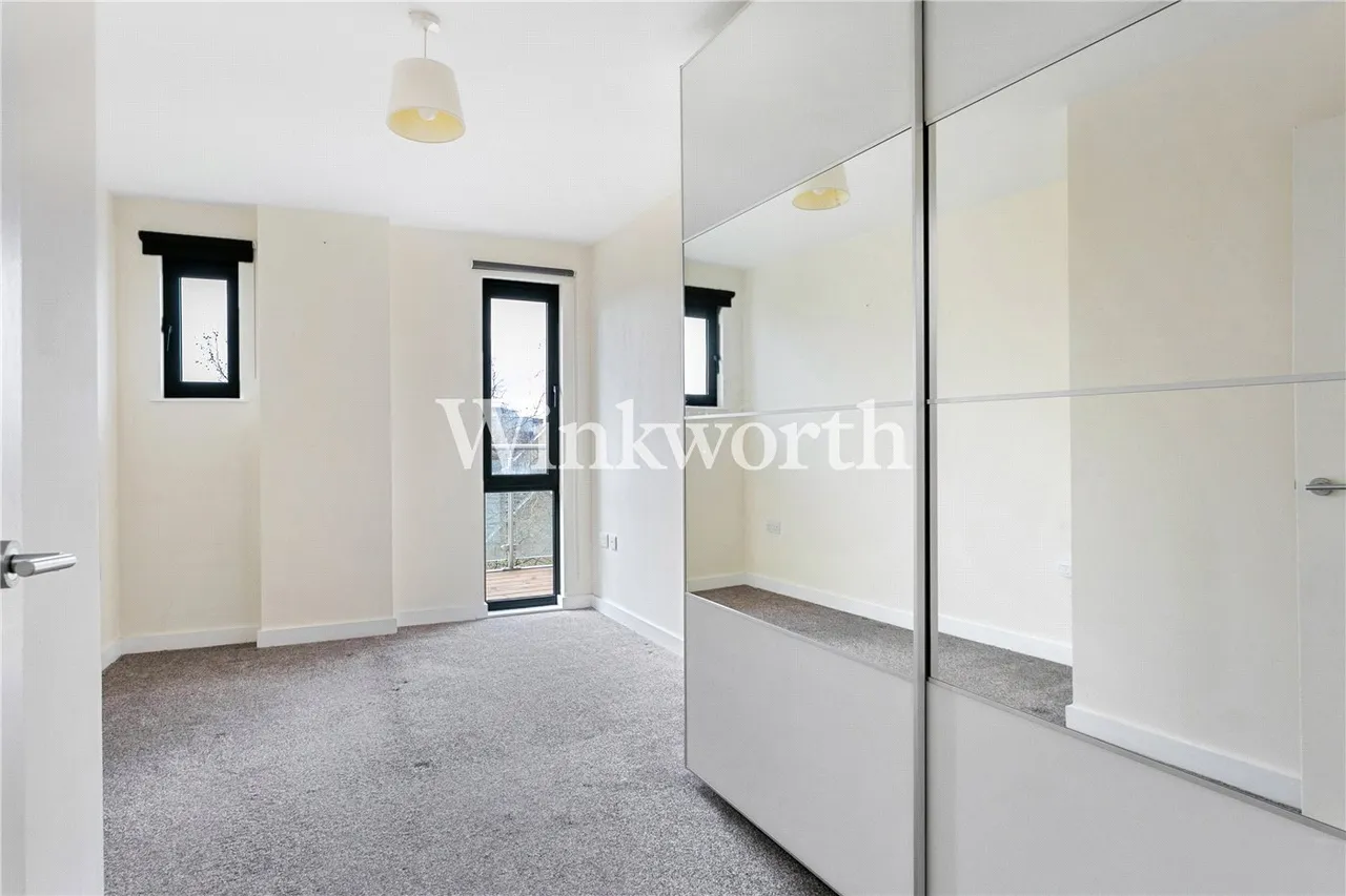 Friern Barnet Road, London, N11, photo 7