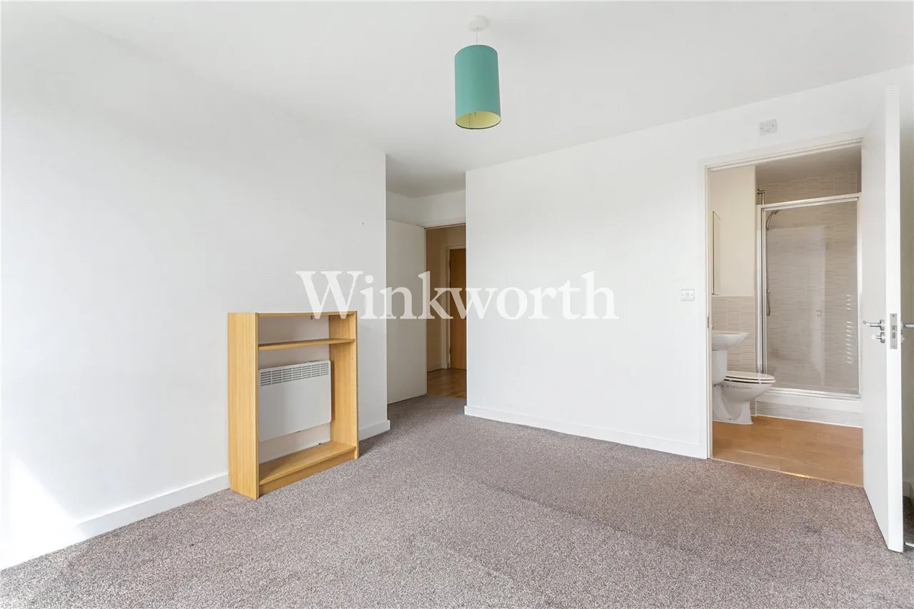 Friern Barnet Road, London, N11, photo 6