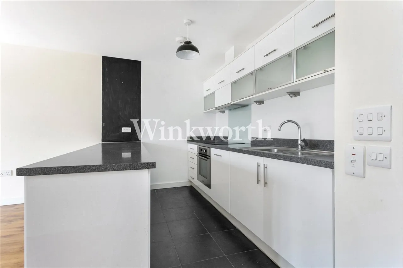 Friern Barnet Road, London, N11, photo 3