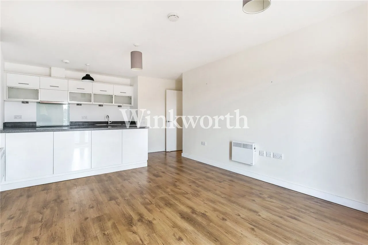 Friern Barnet Road, London, N11, photo 2