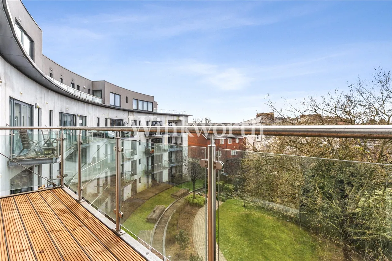 Friern Barnet Road, London, N11, photo 12