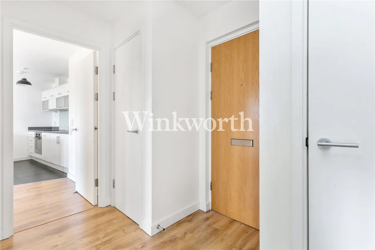 Friern Barnet Road, London, N11, photo 11
