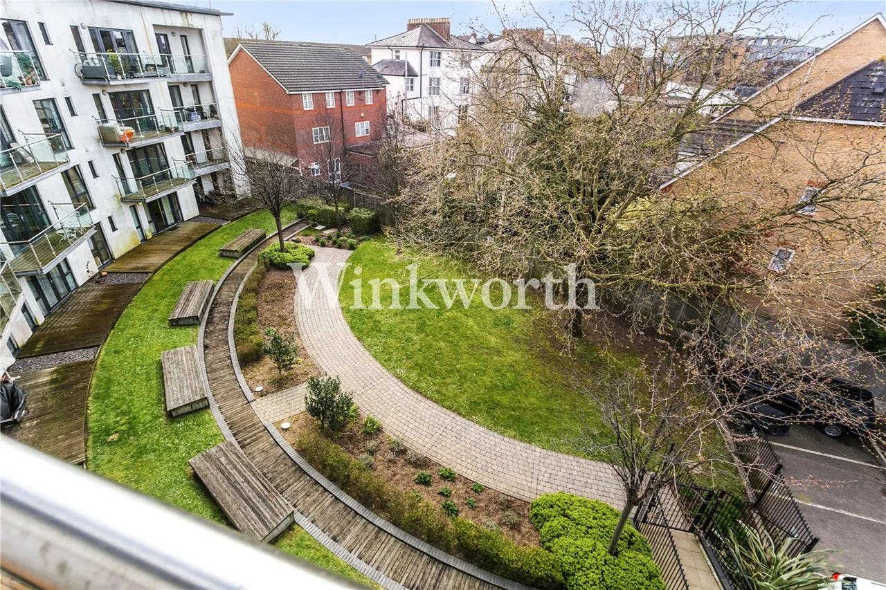Friern Barnet Road, London, N11, photo 13