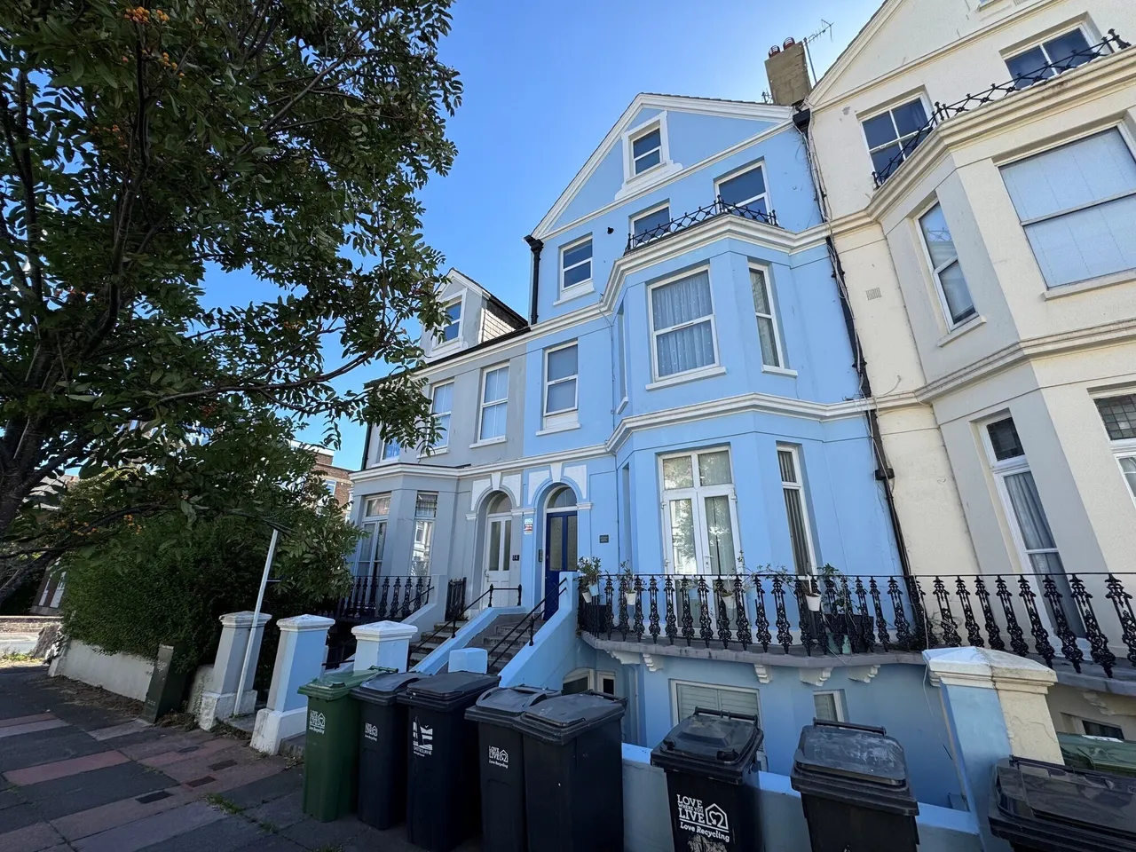 3 bed flat to rent, Enys Road, Eastbourne, BN21