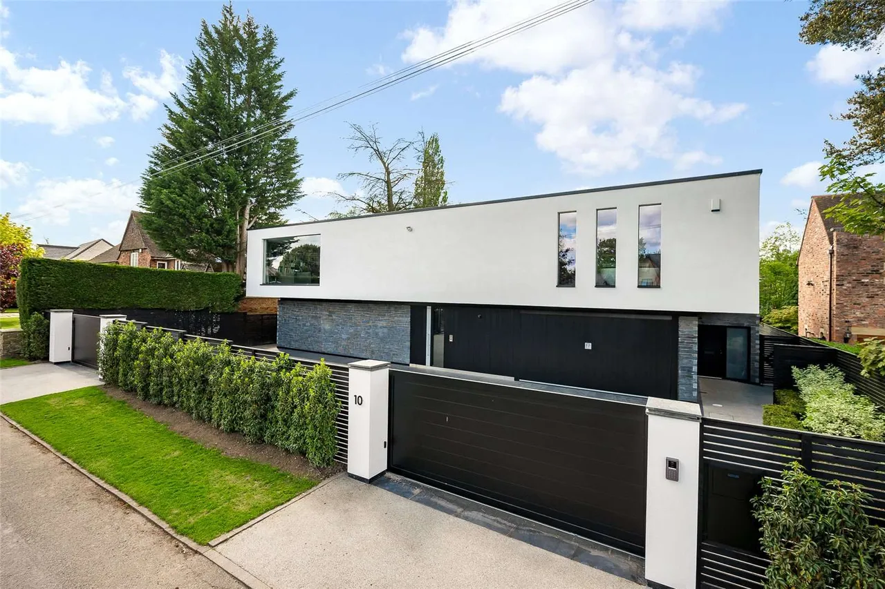5 bed house for sale — Torkington Road, Wilmslow, Cheshire, SK9 2AE
