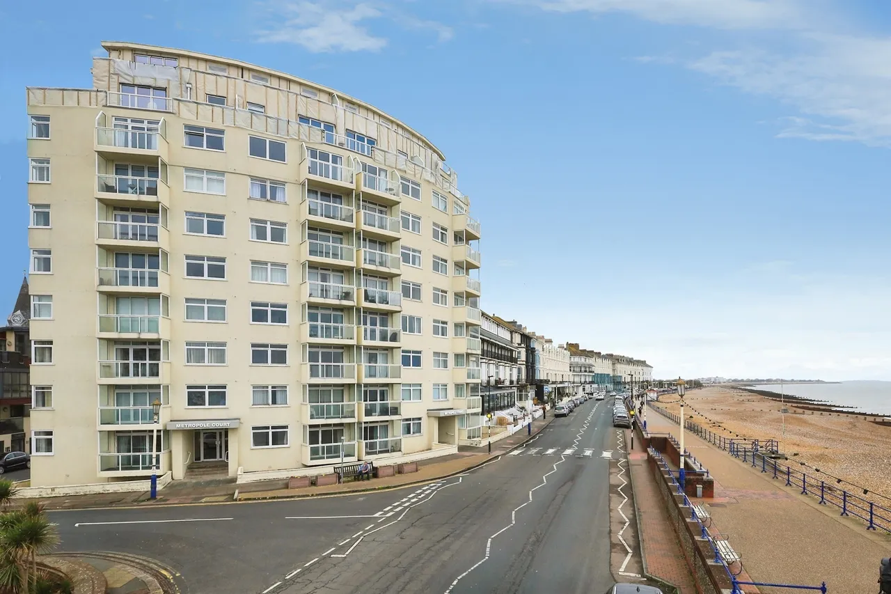2 bed flat for sale — Royal Parade, Eastbourne