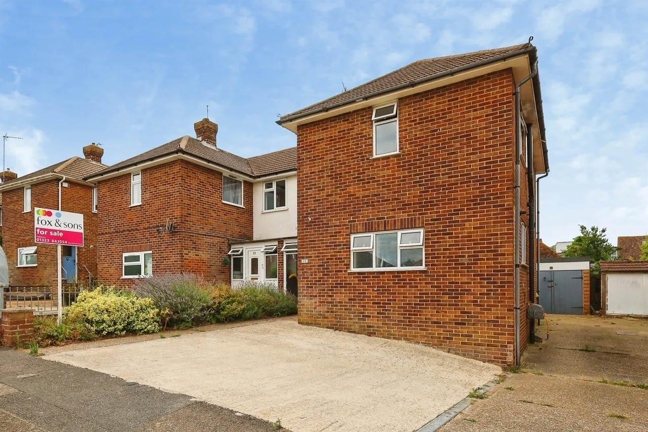 3 bed house for sale — Battle Crescent, Hailsham