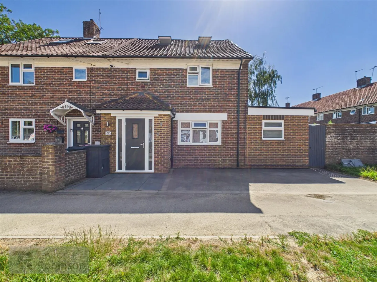3 bed property for sale, Shaws Road, Northgate, RH10