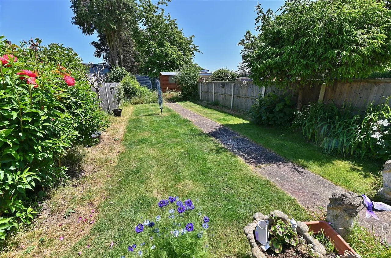 3 bed property for sale — Parkes Road, Chigwell, Essex, IG74BN