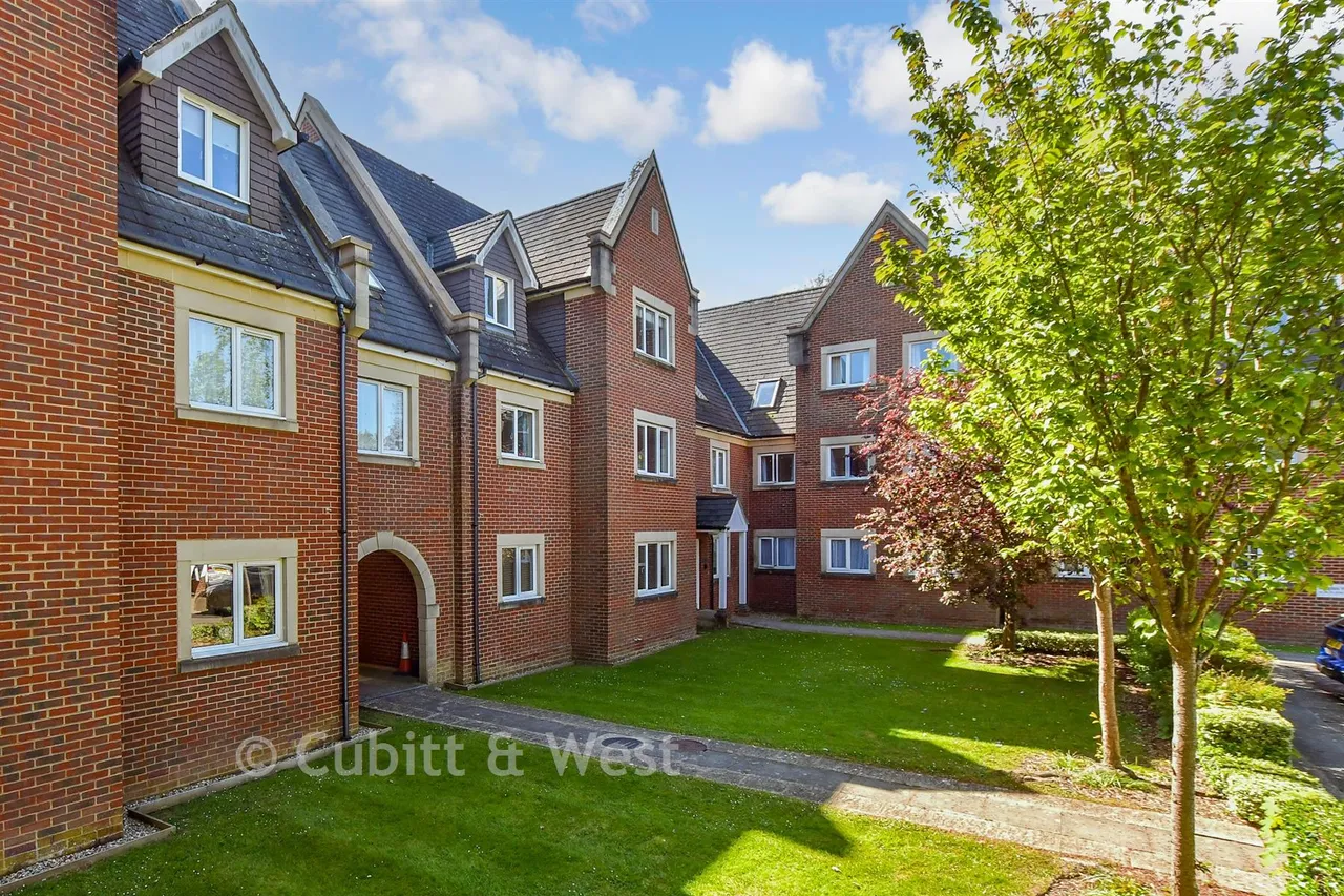 2 bed flat for sale, Tanbridge Park, Horsham, RH12