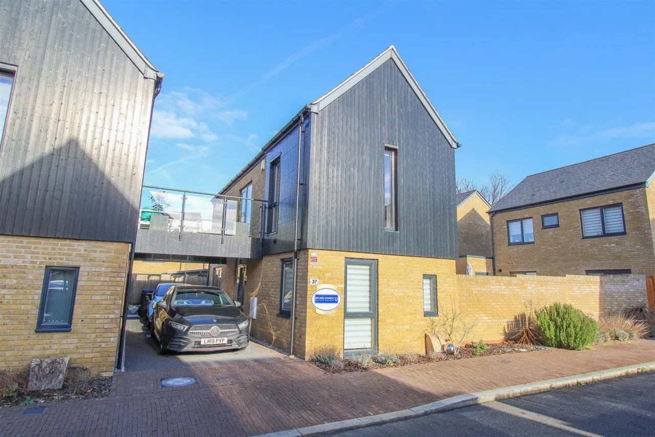 2 bed house to rent, Barnsley Wood Rise, Newhall, CM17