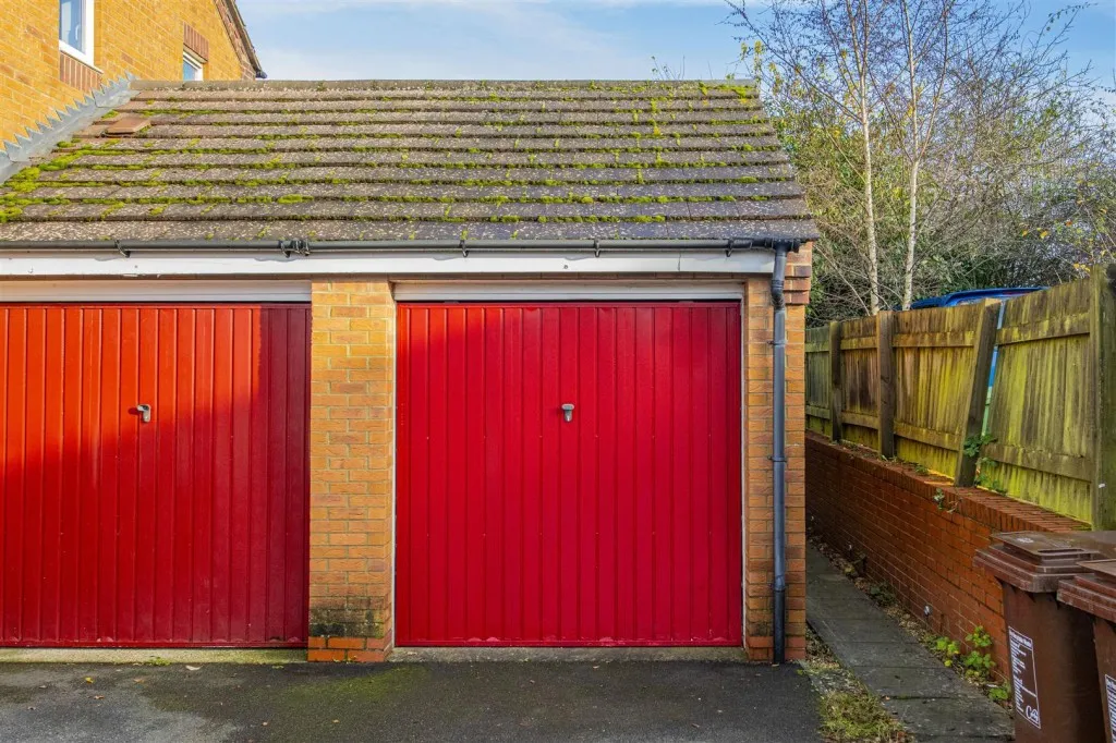 Lowry Close, Corby, photo 2
