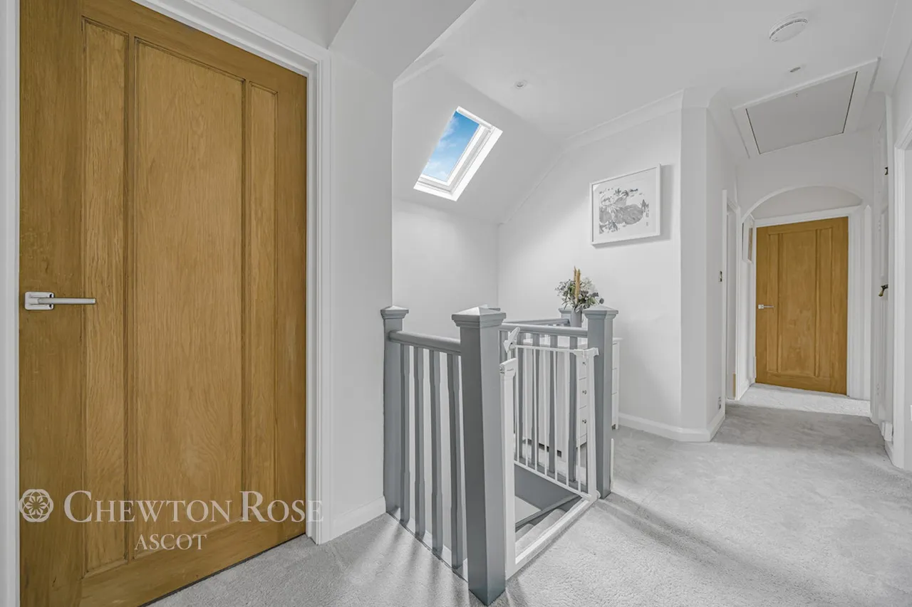 Bagshot Road, Woking, photo 11