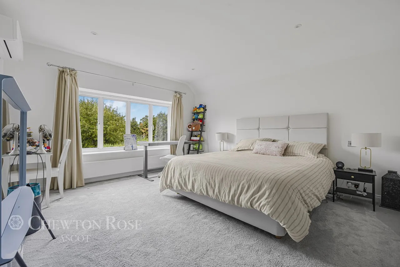 Bagshot Road, Woking, photo 10