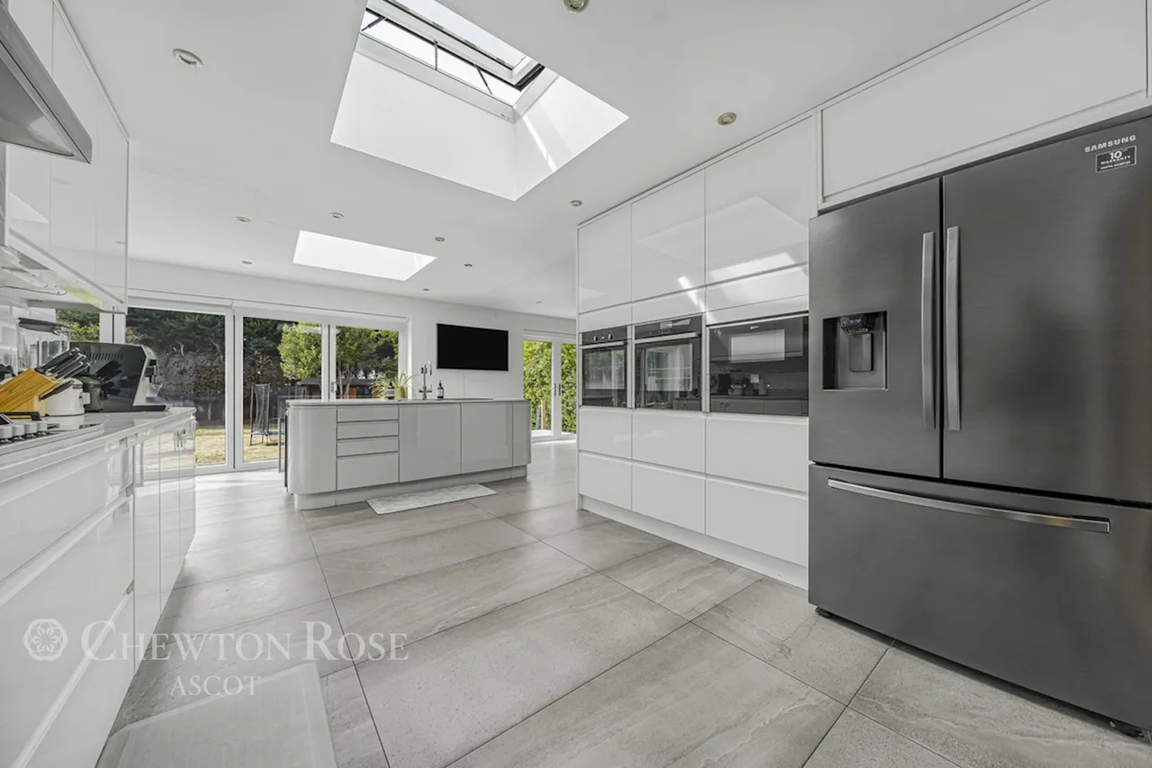 Bagshot Road, Woking, photo 5