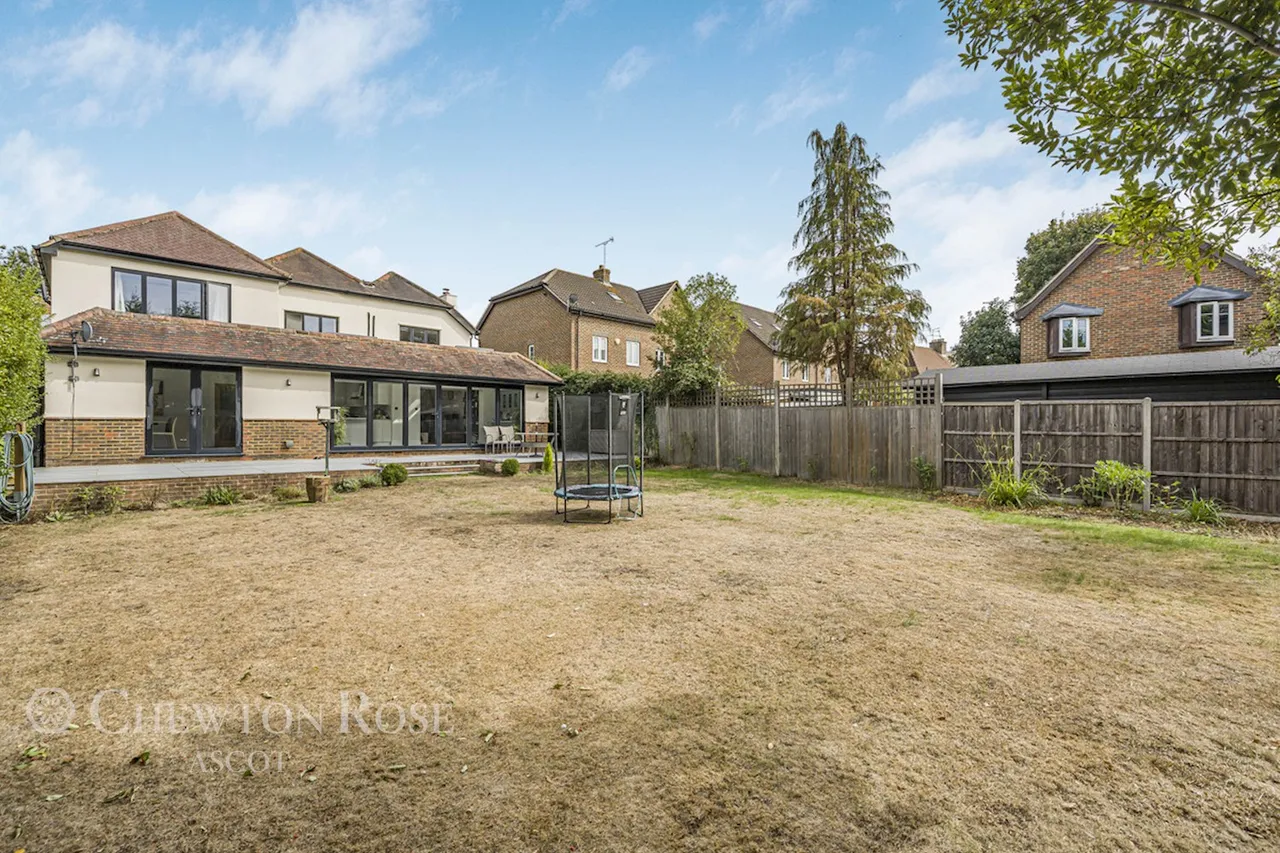 Bagshot Road, Woking, photo 19