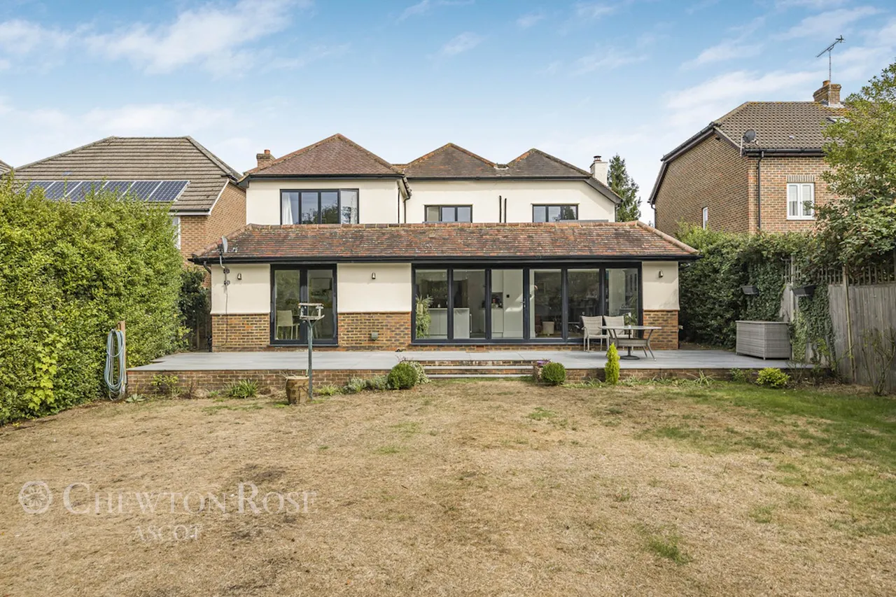 Bagshot Road, Woking, photo 20