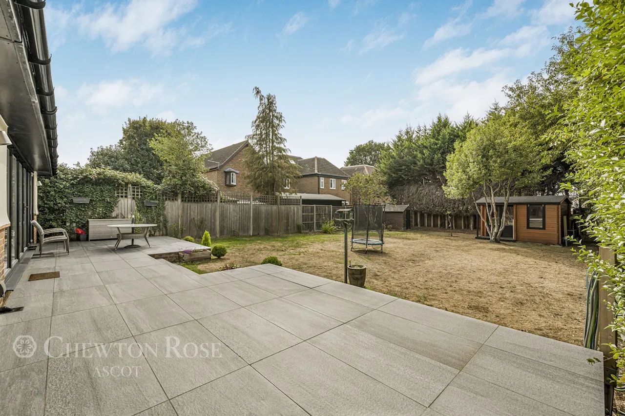 Bagshot Road, Woking, photo 18