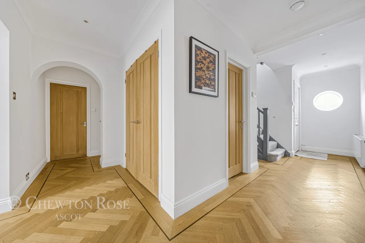 Bagshot Road, Woking, photo 6