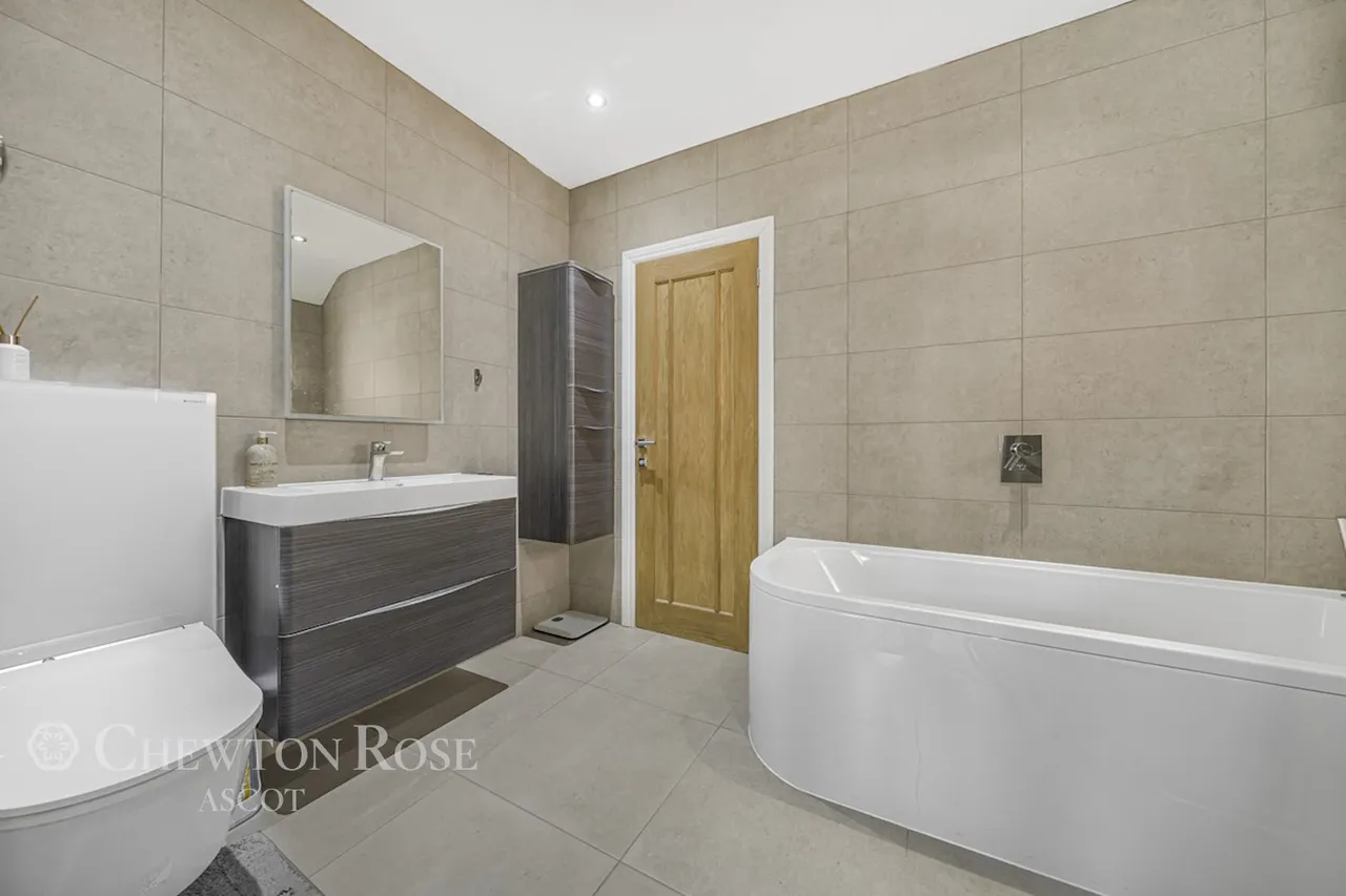 Bagshot Road, Woking, photo 17