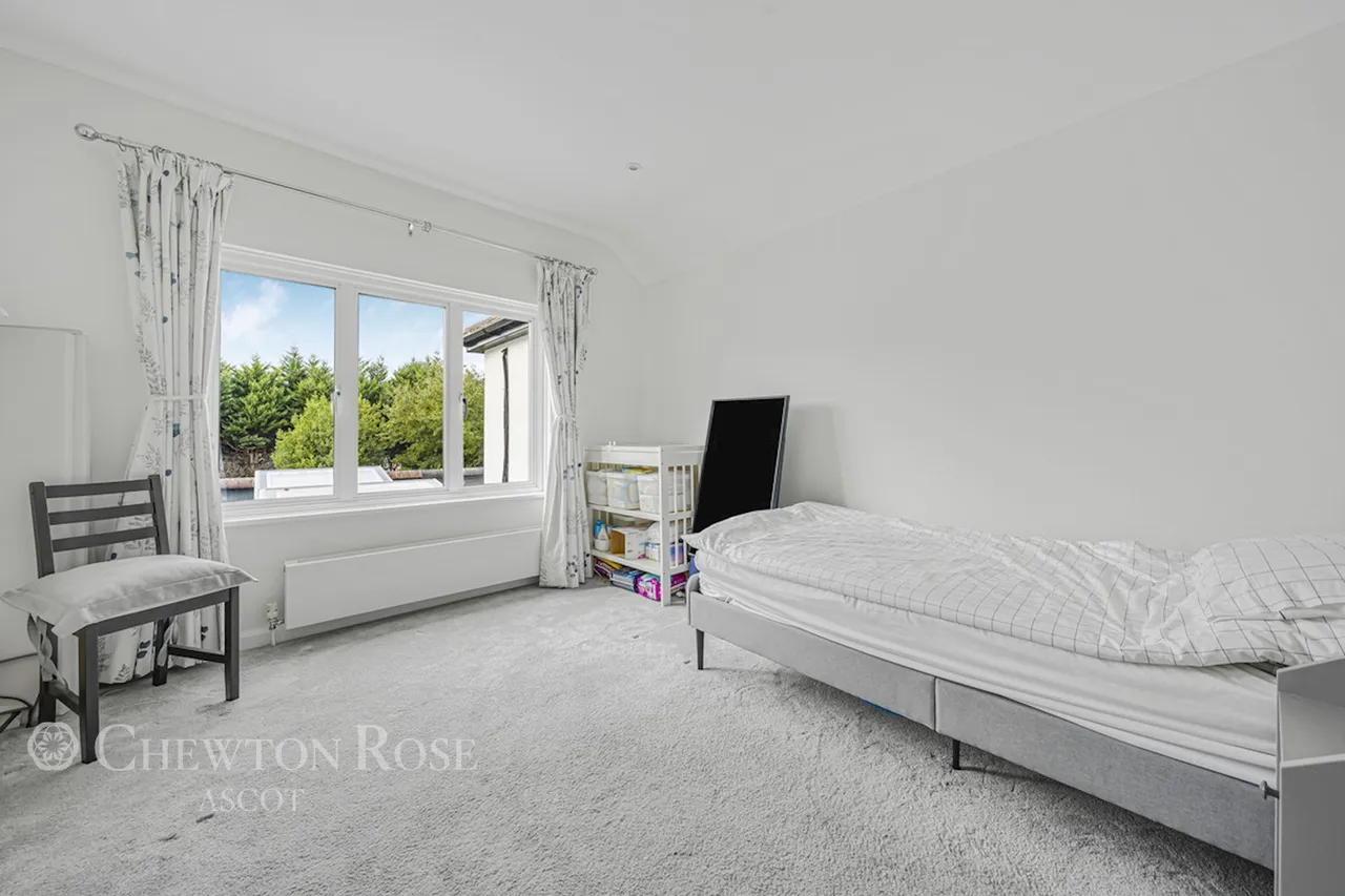 Bagshot Road, Woking, photo 13