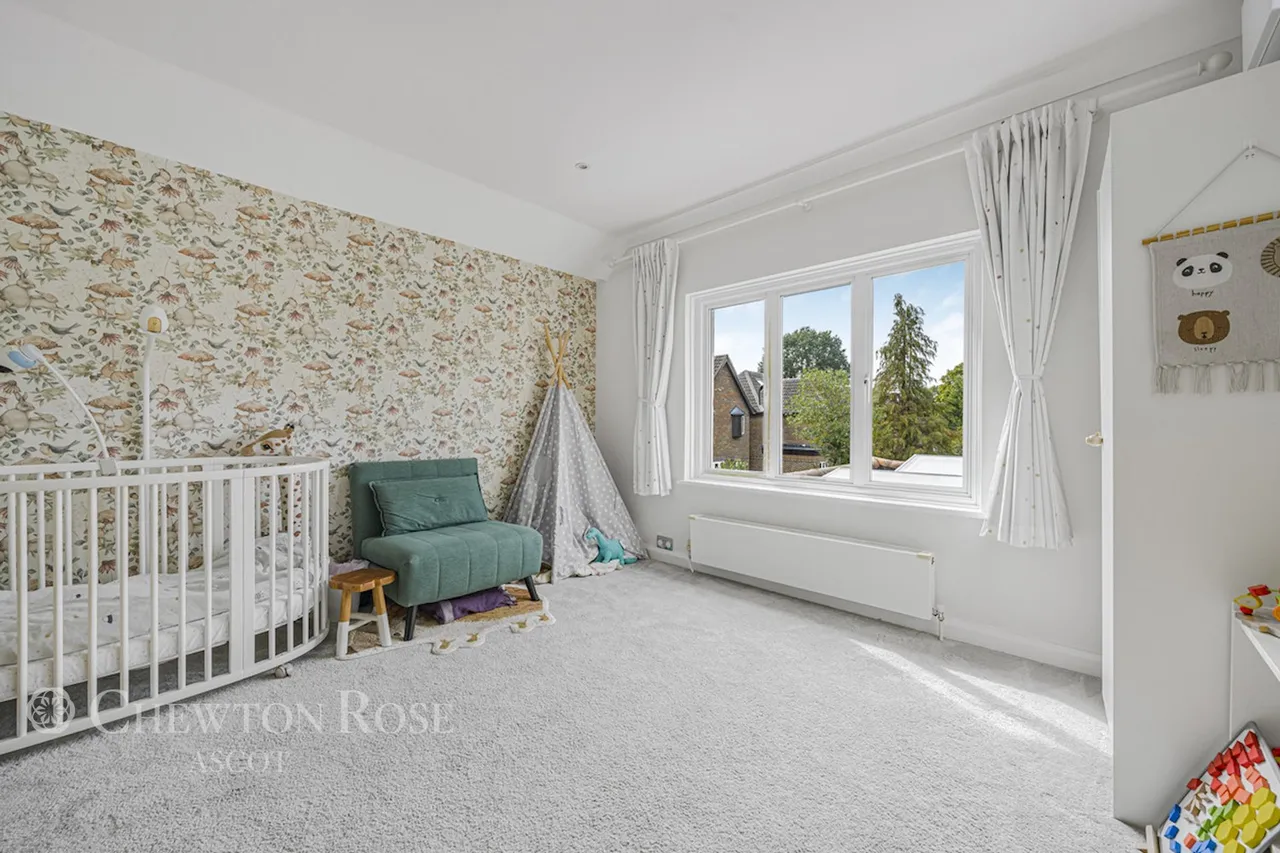 Bagshot Road, Woking, photo 15