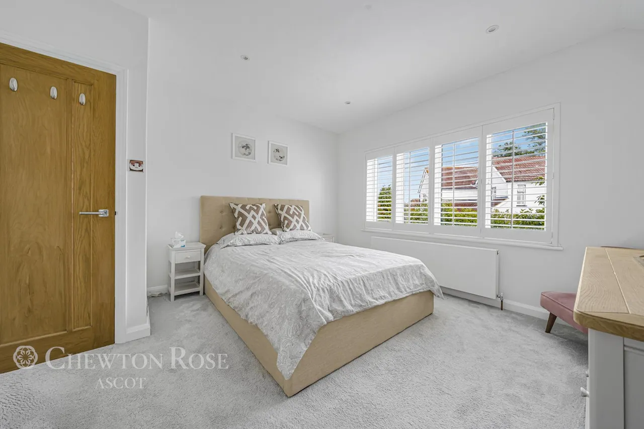 Bagshot Road, Woking, photo 12