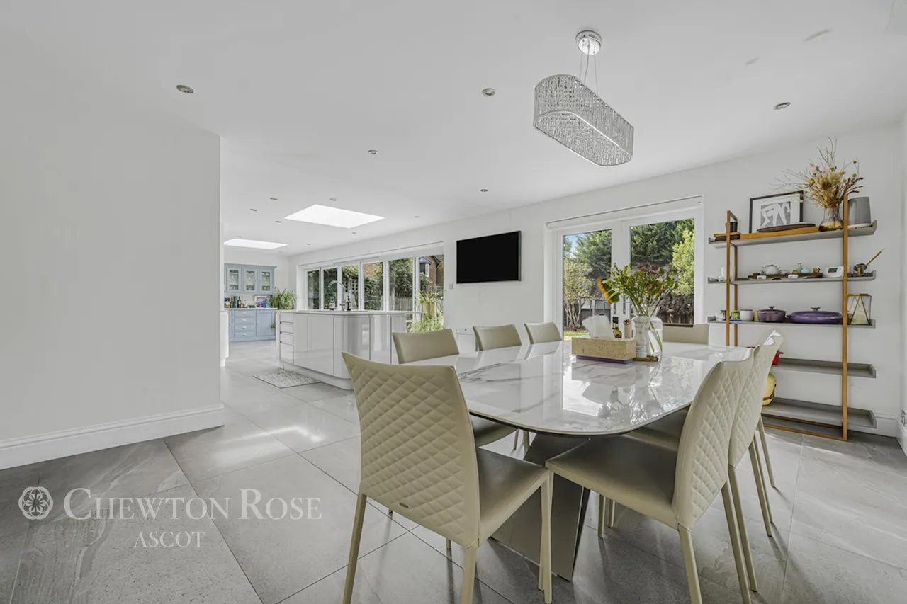 Bagshot Road, Woking, photo 9