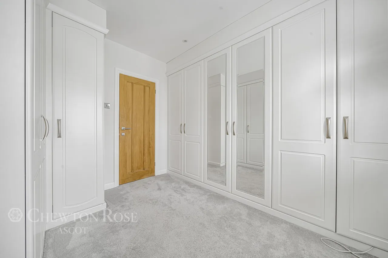 Bagshot Road, Woking, photo 14