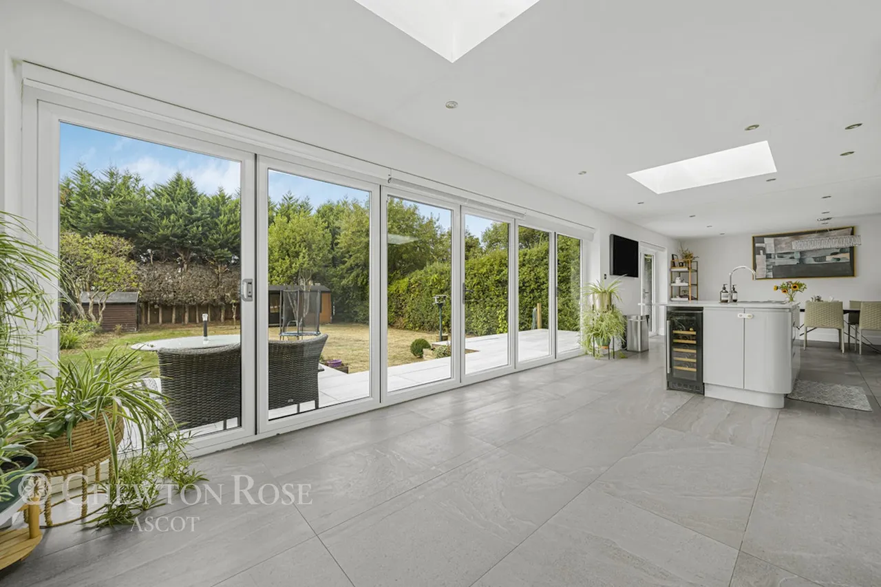 Bagshot Road, Woking, photo 4
