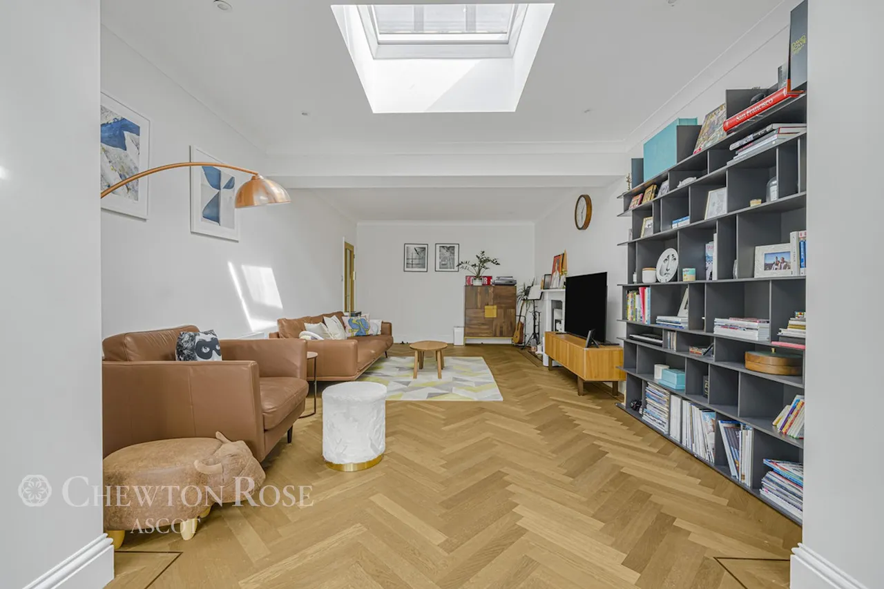 Bagshot Road, Woking, photo 7
