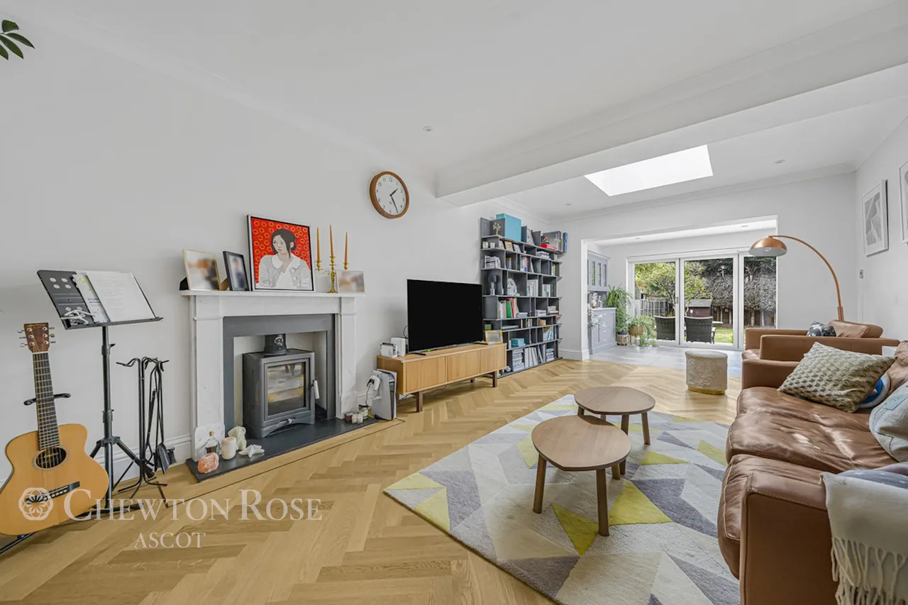 Bagshot Road, Woking, photo 8