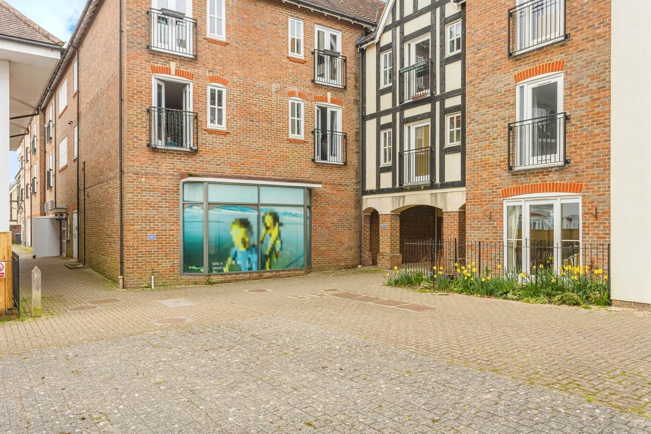 2 bed flat for sale — Middle Village, Haywards Heath
