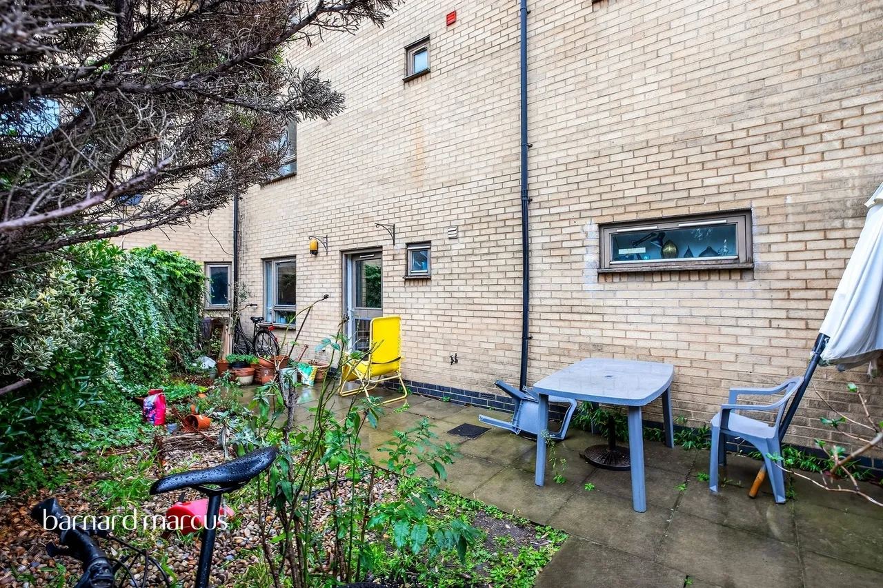 Wells Way, London, photo 6