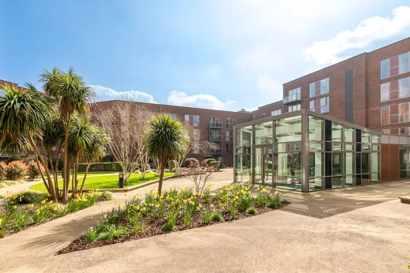 1 bed flat for sale — The Heart, Walton-on-Thames KT12 1GD