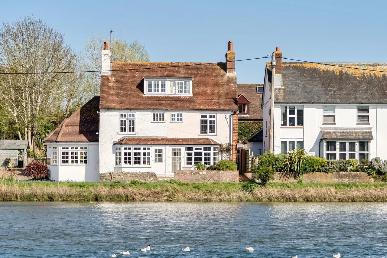 3 bed property for sale, Slipper Road, Hermitage, PO10