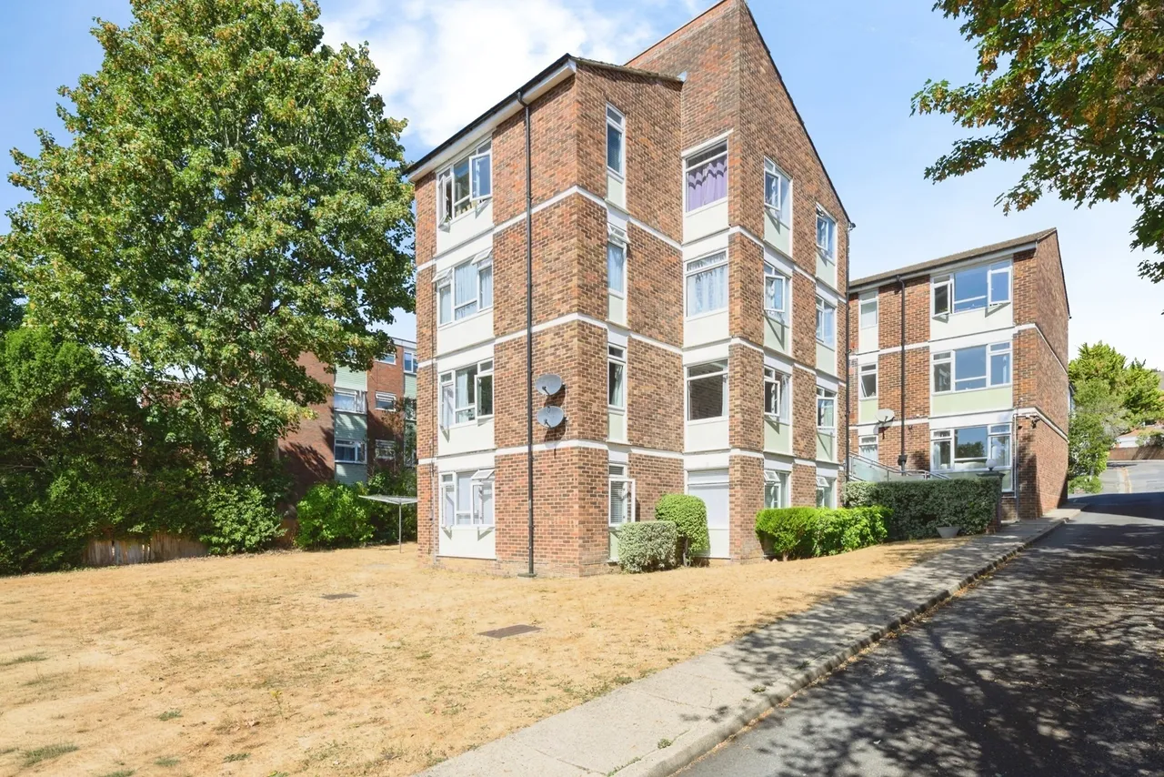 2 bed flat for sale, Station Road, Redhill, RH1