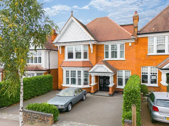 5 bed property for sale — Monkhams Drive, Woodford Green, IG8