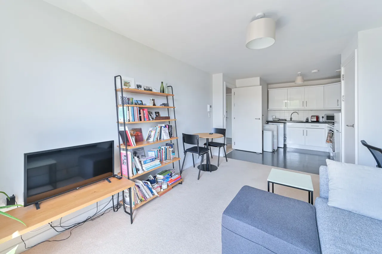 Flat 84 Schoolhouse Yard, Bloomfield Road, London, photo 2